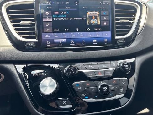 Used 2025 Chrysler Pacifica Select FWD image 24
