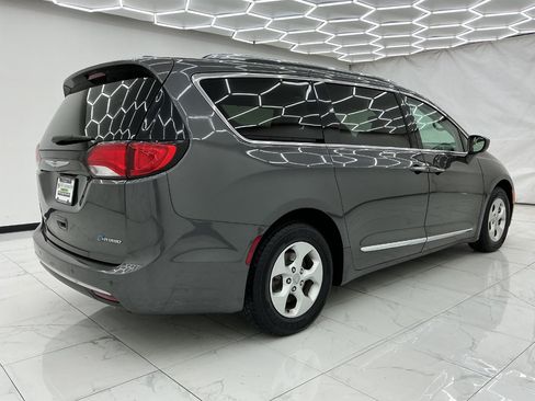 Used 2018 Chrysler Pacifica Touring-L FWD image 11
