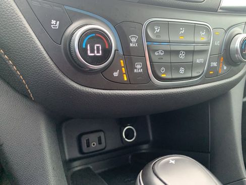 Used 2018 Chevrolet Equinox Premier image 15