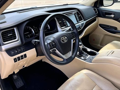 Used 2014 Toyota Highlander Limited w/ Driver Technology Package image 18
