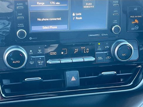 Used 2021 Toyota Highlander LE image 15