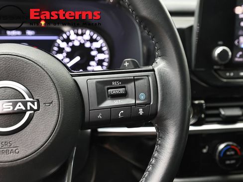Used 2022 Nissan Pathfinder SV AWD/4WD image 16