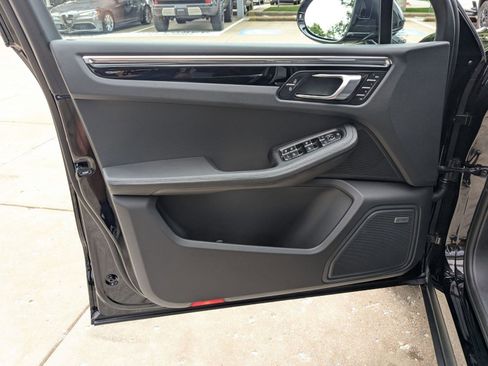 Used 2025 Porsche Macan image 13