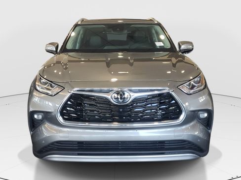 Certified 2025 Toyota Highlander Platinum AWD/4WD image 6