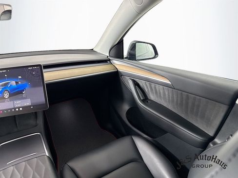 Used 2023 Tesla Model Y Long Range image 30