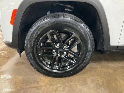 Certified 2023 Jeep Grand Cherokee L Laredo w/ Luxury Tech Group I AWD/4WD image 11