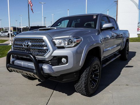 Certified 2017 Toyota Tacoma TRD Sport w/ Premium & Technology Package AWD/4WD image 4