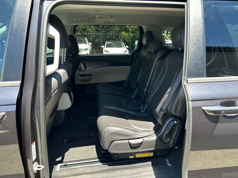 Used 2024 Kia Carnival LX FWD image 8