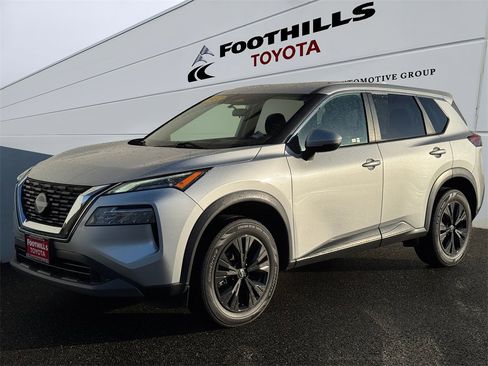 Used 2022 Nissan Rogue SV image 3