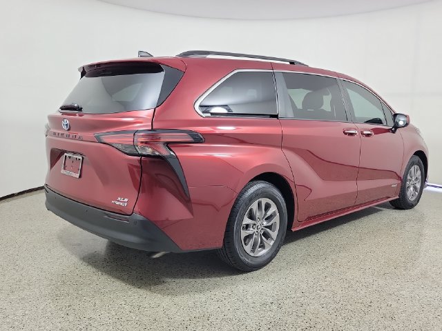 Used 2021 Toyota Sienna XLE FWD image 5