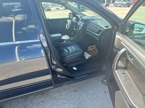 Used 2016 Chevrolet Traverse LT w/ Style and Technology Package FWD image 11