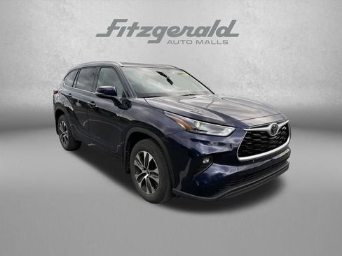 Used 2022 Toyota Highlander XLE AWD/4WD image 1
