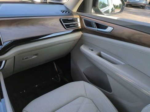 Used 2025 Volkswagen Atlas SE AWD/4WD image 17