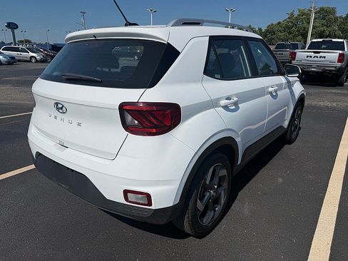Used 2025 Hyundai Venue SEL FWD image 4