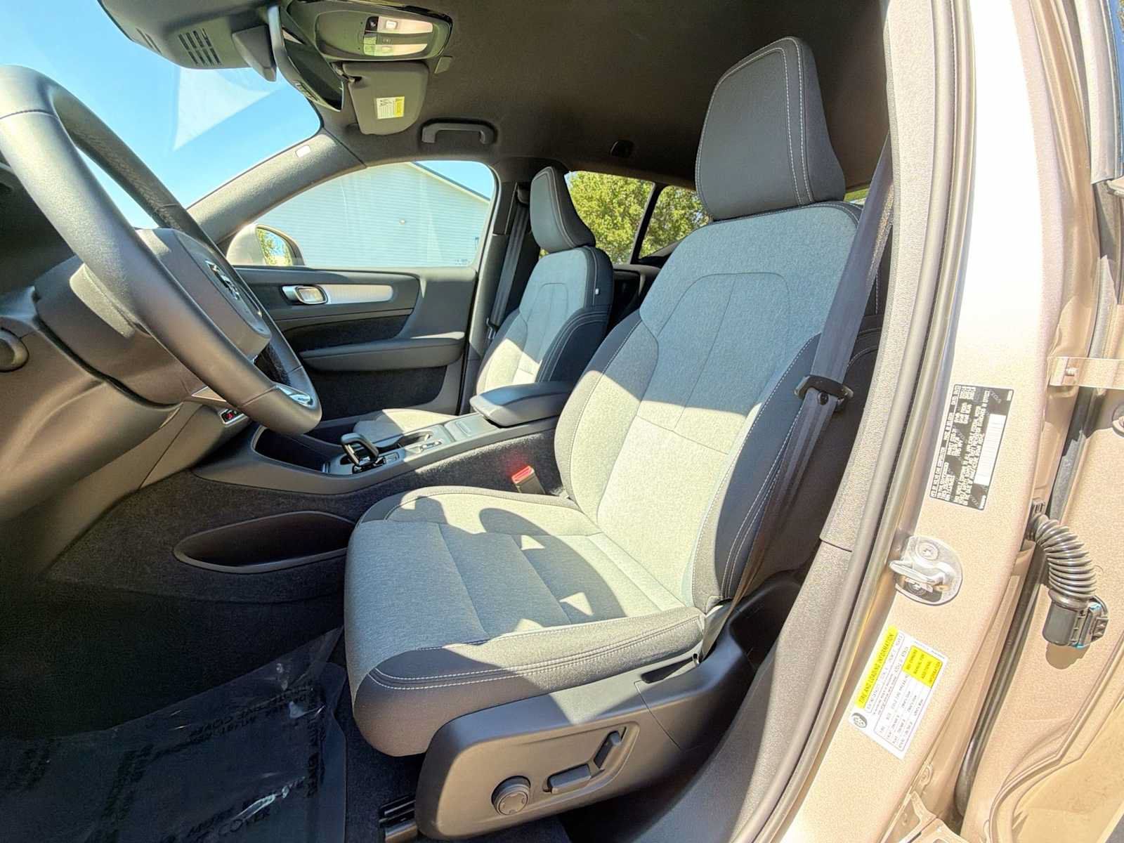 Used 2023 Volvo XC40 B5 Core w/ Convenience Package AWD/4WD image 13