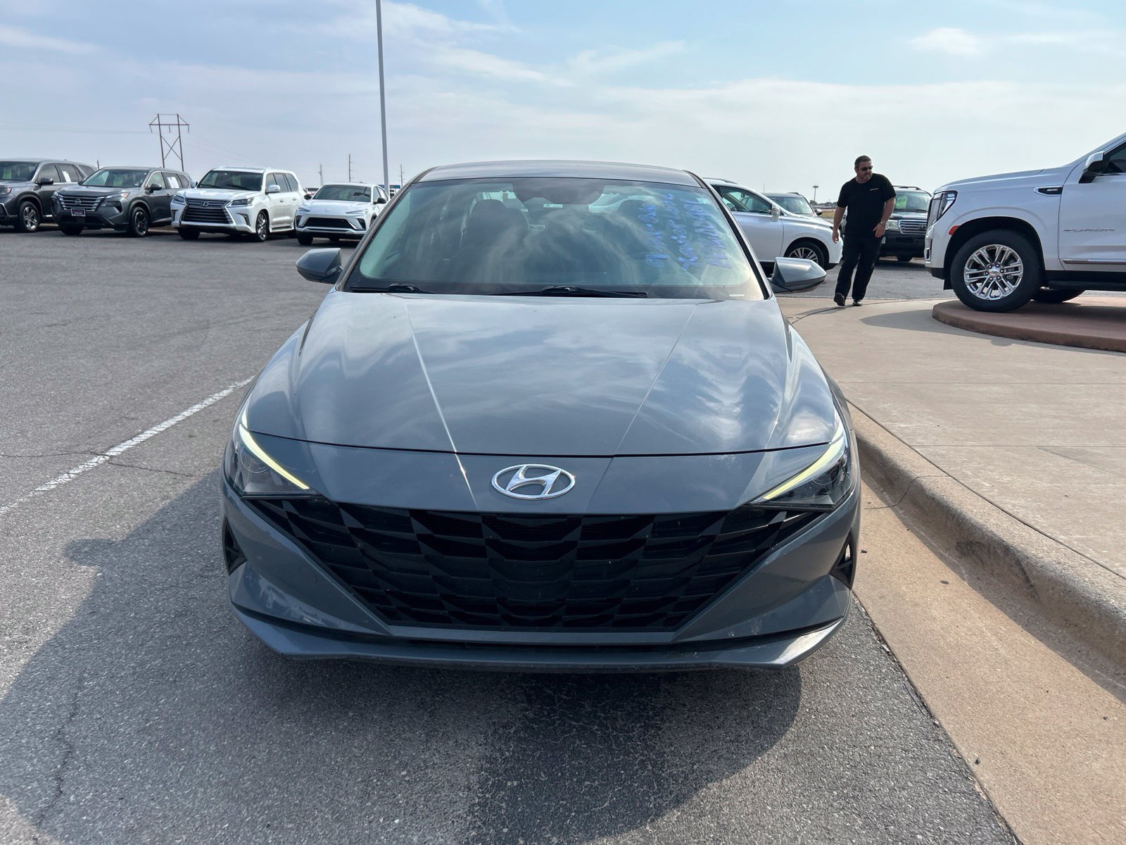Used 2021 Hyundai Elantra SE FWD image 2