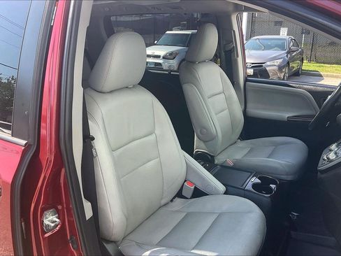 Used 2019 Toyota Sienna Limited Premium FWD image 9