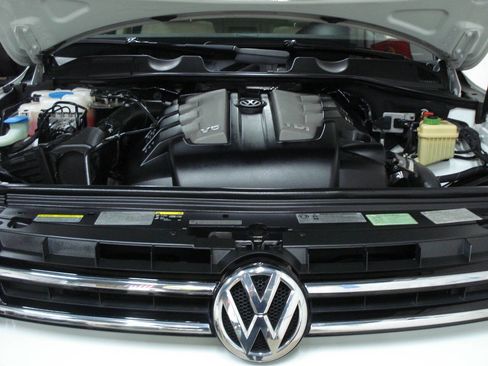 Used 2013 Volkswagen Touareg Sport image 13