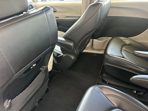 Used 2023 Chrysler Pacifica Touring-L FWD image 12