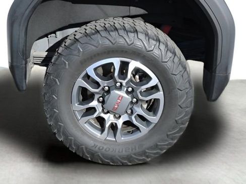 Used 2022 GMC Sierra 2500 AT4 w/ AT4 Preferred Package image 9