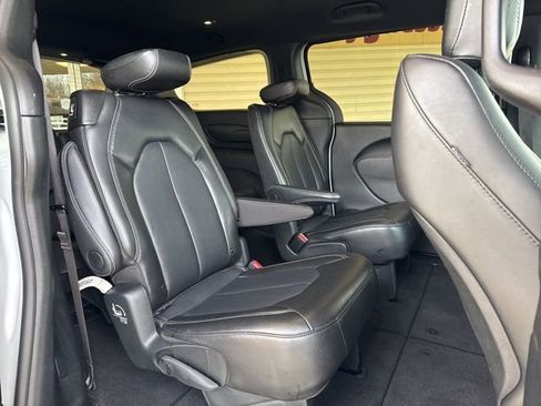 Used 2025 Chrysler Pacifica Select image 28