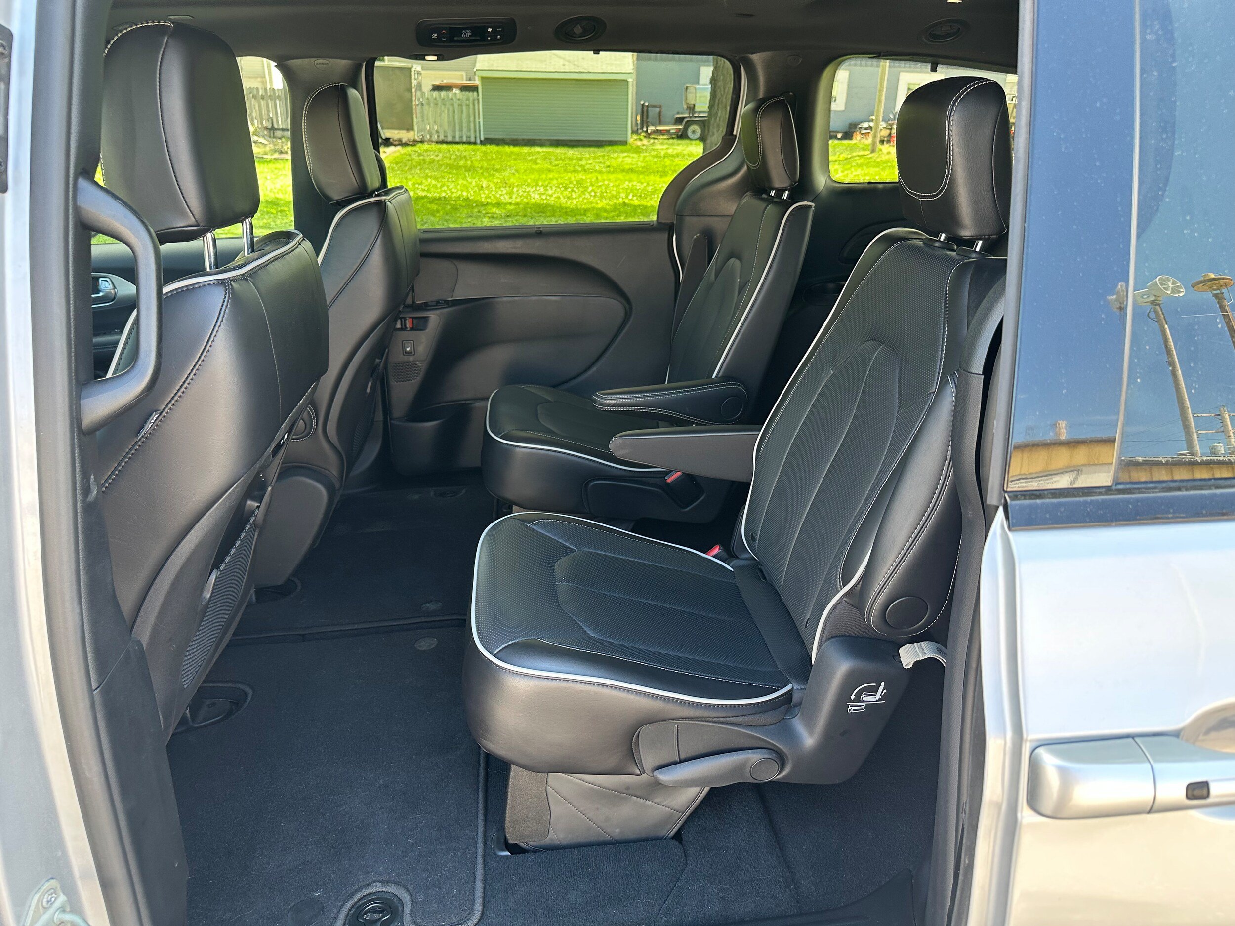 Used 2024 Chrysler Pacifica Limited w/ S Appearance Package FWD image 13