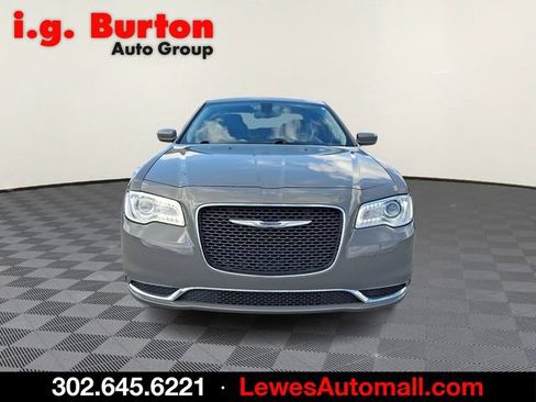 Used 2018 Chrysler 300 Touring RWD image 2