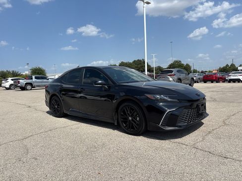 Used 2026 Toyota Camry SE w/ Convenience Package FWD image 3