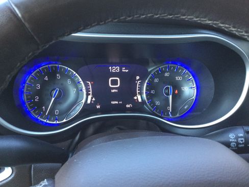 Used 2020 Chrysler Pacifica Touring-L Plus FWD image 20
