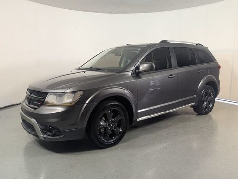 Used 2020 Dodge Journey Crossroad FWD image 3