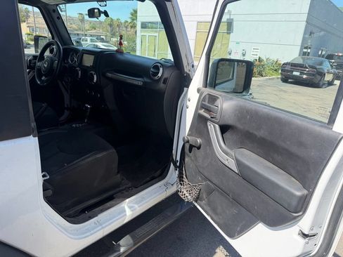 Used 2015 Jeep Wrangler Rubicon w/ Connectivity Group AWD/4WD image 16