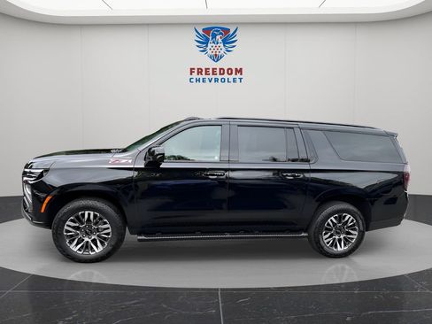 Used 2025 Chevrolet Suburban Z71 AWD/4WD image 3