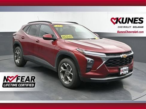 Used 2025 Chevrolet Trax LT FWD image 1