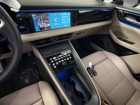 Used 2025 Porsche Macan Electric w/ Premium Package RWD image 19