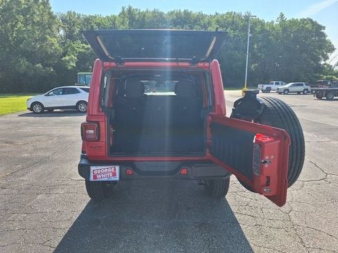 Used 2025 Jeep Wrangler Unlimited Sahara AWD/4WD image 15
