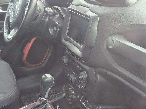 Used 2018 Jeep Renegade Trailhawk w/ Cold Weather Group II image 18