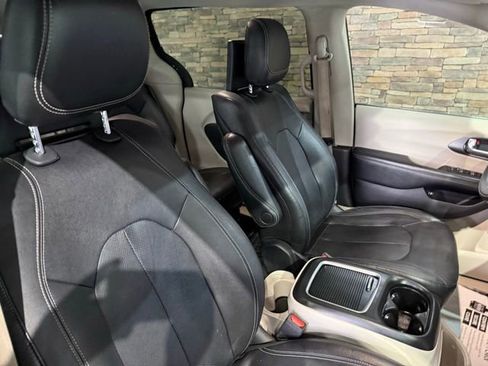 Used 2022 Chrysler Pacifica Touring-L w/ Uconnect Theater Family Group FWD image 33