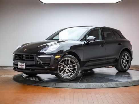 Certified 2025 Porsche Macan AWD/4WD image 1