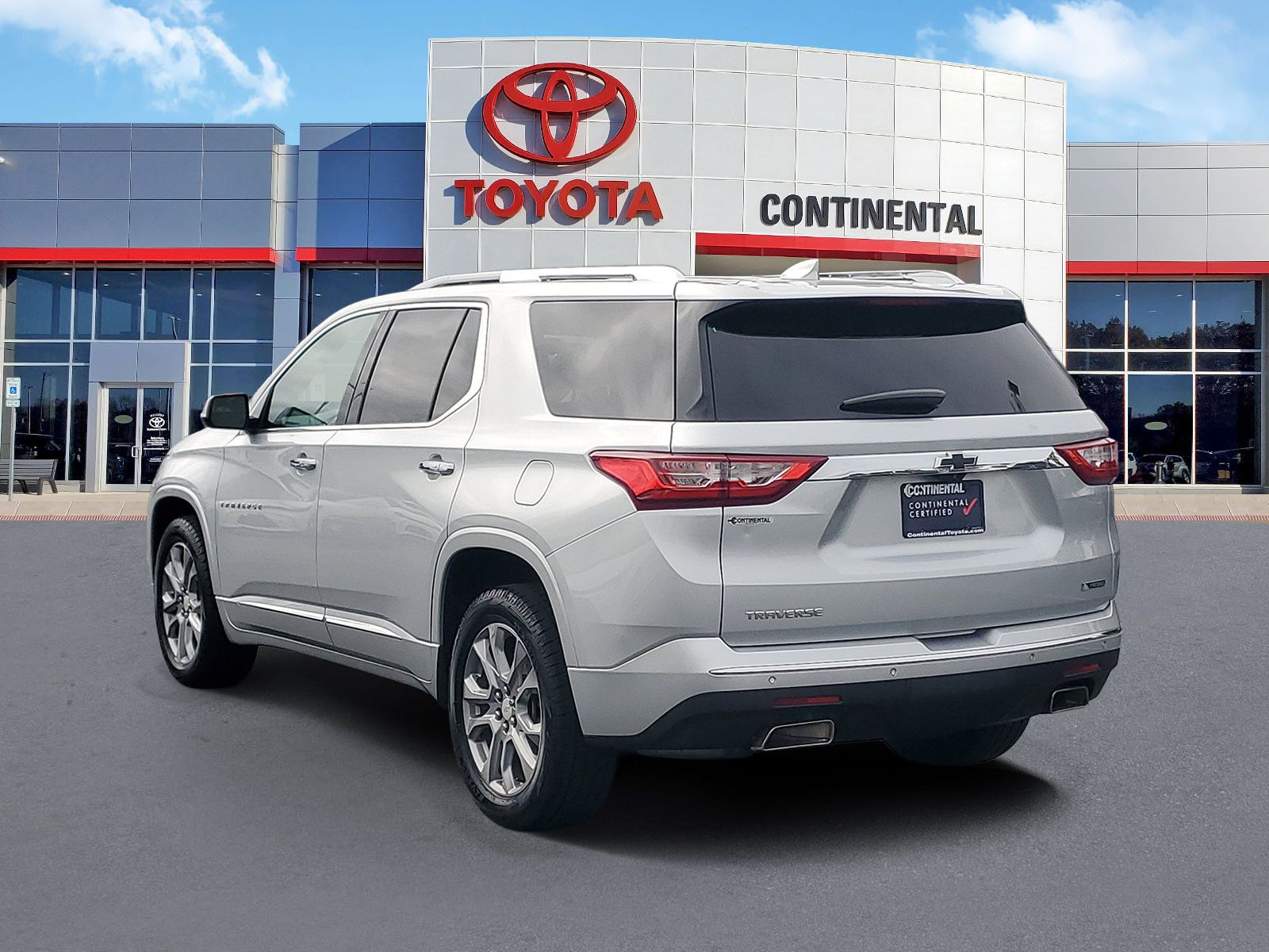 Used 2018 Chevrolet Traverse Premier w/ Driver Confidence II Package FWD image 4