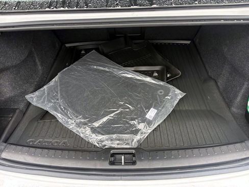 Used 2025 Volvo S60 B5 Core image 9