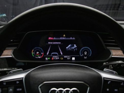 Used 2022 Audi e-tron Premium Plus w/ Premium Plus Package image 32