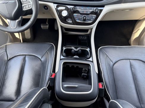 Used 2023 Chrysler Pacifica Limited image 19