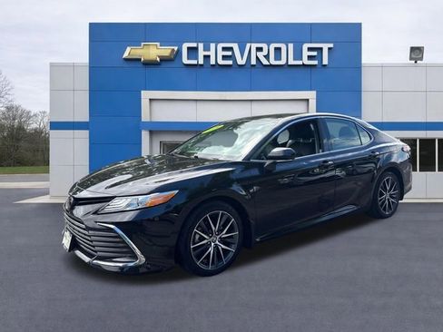 Used 2024 Toyota Camry XLE FWD image 3
