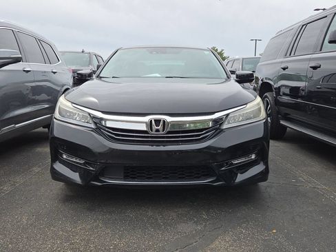 Used 2017 Honda Accord Touring image 2