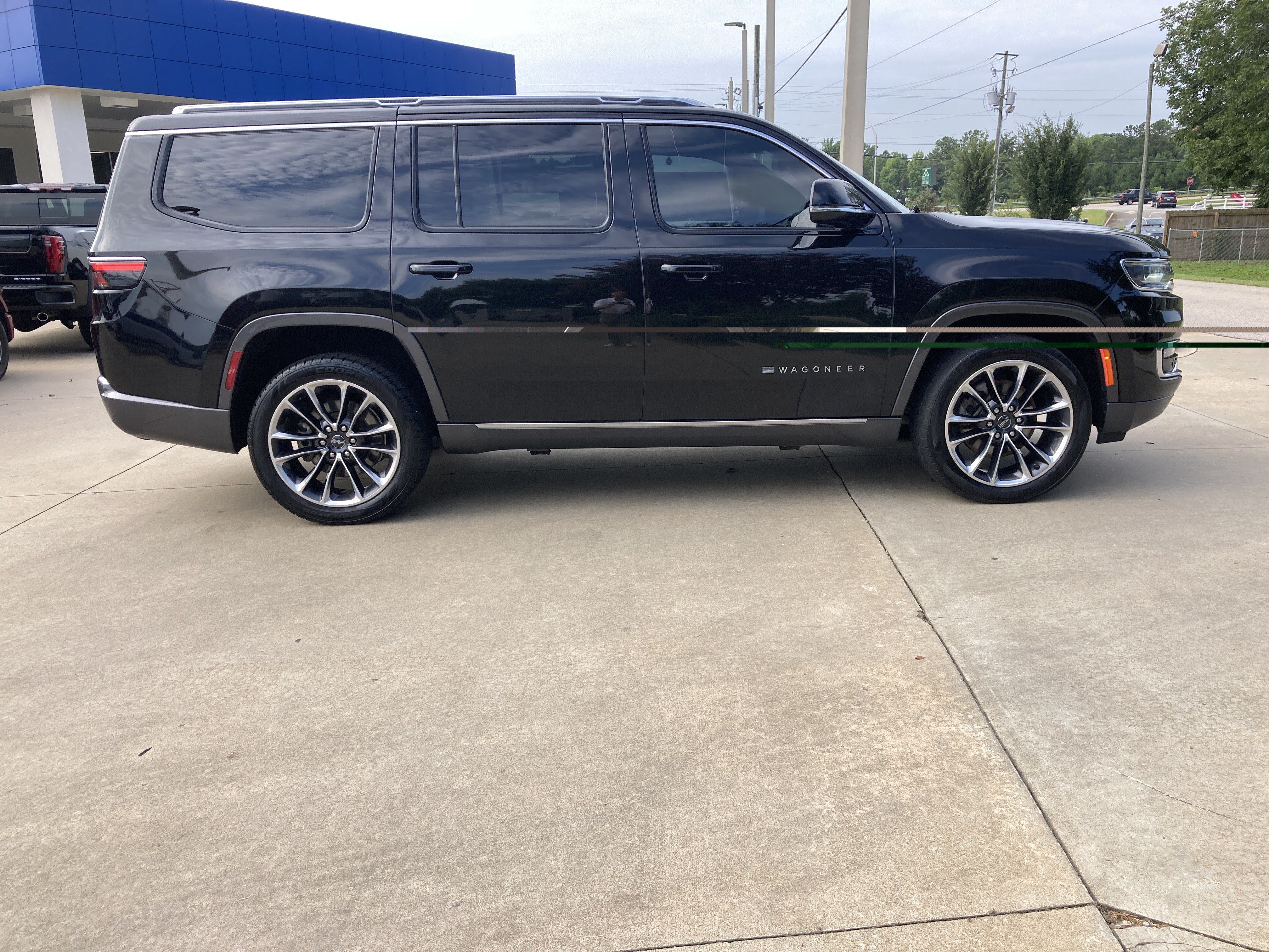 Used 2022 Jeep Wagoneer Series III w/ Premium Group I AWD/4WD image 4