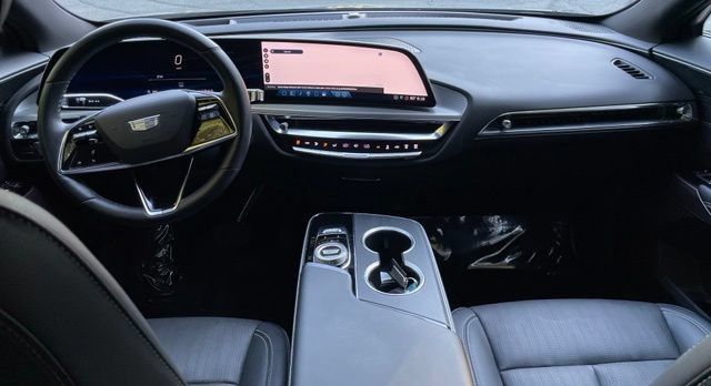 Used 2024 Cadillac Lyriq Luxury AWD/4WD image 17