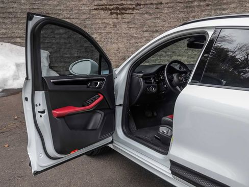 Used 2024 Porsche Macan image 23