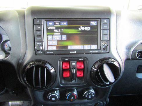 Used 2017 Jeep Wrangler Unlimited Sahara AWD/4WD image 16