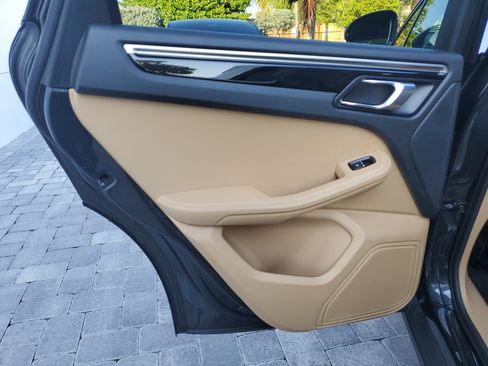 Used 2018 Porsche Macan image 17