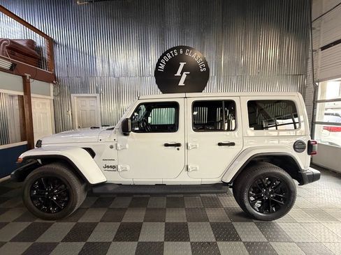 Used 2019 Jeep Wrangler Unlimited Sahara w/ Uconnect 4C Nav & Sound Group AWD/4WD image 8